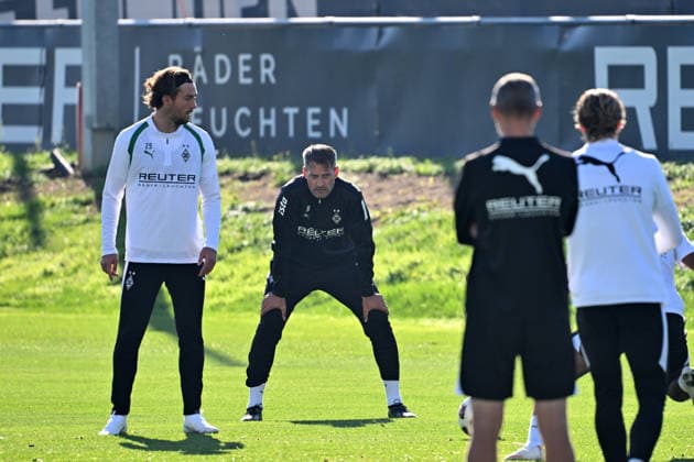 06.10.2026; Moenchengladbach; Fussball, Herren, Saison 2026 2027, Training Borussia Moenchengladbach Alexander Blessin (Trainer Gladbach, Mitte hinten) schaut ganz genau hin; vorne links Joe Scally (Gladbach) DFL regulations prohibit any use of photographs as image sequences and or quasi-video. ista-Borussia-Park Nordrhein-Westfalen Deutschland