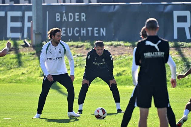 06.10.2026; Moenchengladbach; Fussball, Herren, Saison 2026 2027, Training Borussia Moenchengladbach Alexander Blessin (Trainer Gladbach, Mitte hinten) schaut ganz genau hin; vorne links Joe Scally (Gladbach) DFL regulations prohibit any use of photographs as image sequences and or quasi-video. ista-Borussia-Park Nordrhein-Westfalen Deutschland