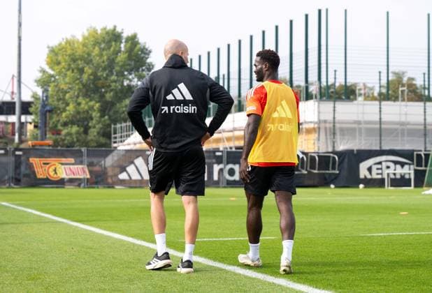 Fußball, Herren, Saison 2026 2027, 1. Bundesliga, 1. FC Union Berlin, Training auf Trainingsplatz II, v. l. Leitender Physiotherapeut Sven Kuhlbrodt (1. FC Union), Emmanuel Latte Lath (1. FC Union Berlin) verlässt vorzeitig den Platz, 06.10.2026, Copyright: xMatthiasxKochx