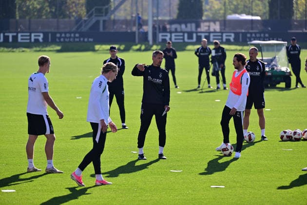 06.10.2026; Moenchengladbach; Fussball, Herren, Saison 2026 2027, Training Borussia Moenchengladbach Alexander Blessin (Trainer Gladbach, Mitte) gibt Anweisungen an seine Spieler v. li. Isac Lidberg (Gladbach), David Herold (Gladbach), David Herold (Gladbach) Joe Scally (Gladbach) DFL regulations prohibit any use of photographs as image sequences and or quasi-video. ista-Borussia-Park Nordrhein-Westfalen Deutschland