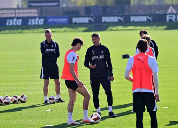 06.10.2026; Moenchengladbach; Fussball, Herren, Saison 2026 2027, Training Borussia Moenchengladbach Im Gespraech v. li. Philipp Sander (Gladbach), Alexander Blessin (Trainer Gladbach) DFL regulations prohibit any use of photographs as image sequences and or quasi-video. ista-Borussia-Park Nordrhein-Westfalen Deutschland