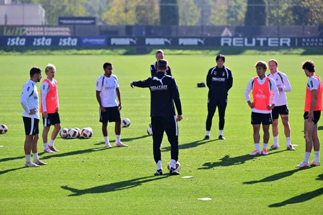 06.10.2026; Moenchengladbach; Fussball, Herren, Saison 2026 2027, Training Borussia Moenchengladbach Alexander Blessin (Trainer Gladbach, Mitte) gibt Anweisungen an seine Spieler DFL regulations prohibit any use of photographs as image sequences and or quasi-video. ista-Borussia-Park Nordrhein-Westfalen Deutschland