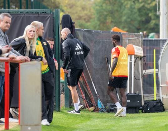 Fußball, Herren, Saison 2026 2027, 1. Bundesliga, 1. FC Union Berlin, Training auf Trainingsplatz II, v. l. Leitender Physiotherapeut Sven Kuhlbrodt (1. FC Union), Emmanuel Latte Lath (1. FC Union Berlin) verlässt vorzeitig den Platz, 06.10.2026, Copyright: xMatthiasxKochx