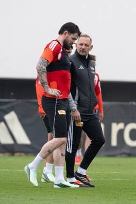 Fußball, Herren, Saison 2026 2027, 1. Bundesliga, 1. FC Union Berlin, Training auf Trainingsplatz II, v. l. Oliver Burke (1. FC Union Berlin), Trainer Mauro Lustrinelli (1. FC Union Berlin), 06.10.2026, Copyright: xMatthiasxKochx