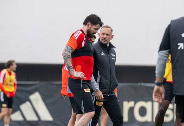 Fußball, Herren, Saison 2026 2027, 1. Bundesliga, 1. FC Union Berlin, Training auf Trainingsplatz II, v. l. Oliver Burke (1. FC Union Berlin), Trainer Mauro Lustrinelli (1. FC Union Berlin), 06.10.2026, Copyright: xMatthiasxKochx