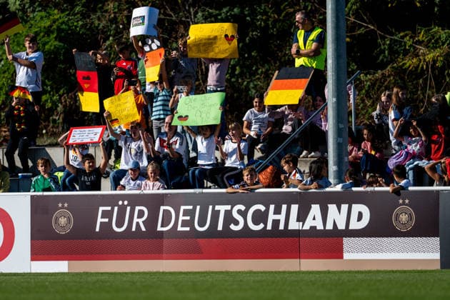 06.10.2026, GER, Fussball, Frauen, Training, DFB Nationalmannschaft Deutschland Marie Müller ( Deutschland ), Melissa Kössler ( Deutschland ), dahinter Fans Schulkinder des Badischen Fußballverband auf der Tribüne mit Fahnen und Plakaten Heidelberg ASV Eppelheim Baden-Württemberg Deutschland Copyright: xNordphoto Memmlerx