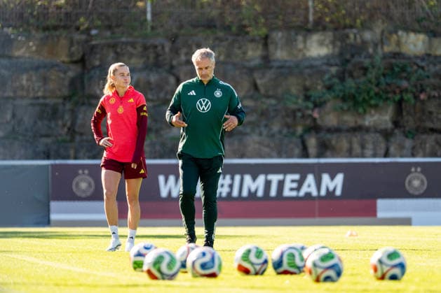 06.10.2026, GER, Fussball, Frauen, Training, DFB Nationalmannschaft Deutschland Christian Wück ( Deutschland, Bundestrainer ), Janina Minge ( Deutschland ) Heidelberg ASV Eppelheim Baden-Württemberg Deutschland Copyright: xNordphoto Memmlerx