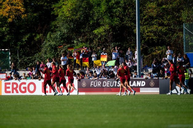06.10.2026, GER, Fussball, Frauen, Training, DFB Nationalmannschaft Deutschland Fans Schulkinder des Badischen Fußballverband auf der Tribüne mit Fahnen und Plakaten, davor Spielerinnen um Camilla Küver ( Deutschland ), Sjoeke Nüsken ( Deutschland ) Heidelberg ASV Eppelheim Baden-Württemberg Deutschland Copyright: xNordphoto Memmlerx