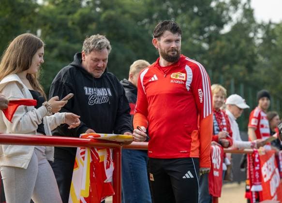Fußball, Herren, Saison 2026 2027, 1. Bundesliga, 1. FC Union Berlin, Training auf Trainingsplatz II, Oliver Burke (1. FC Union Berlin) und Fans, 06.10.2026, Copyright: xMatthiasxKochx