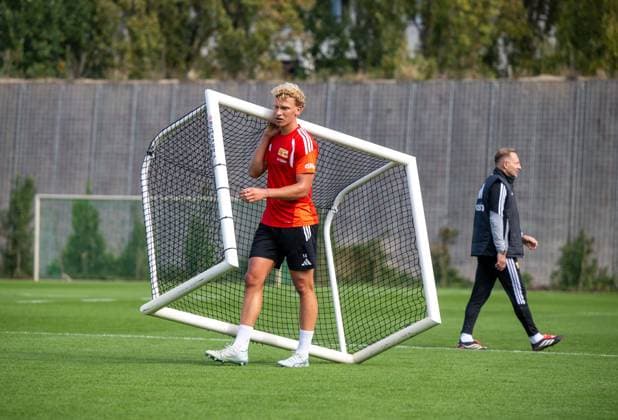 Fußball, Herren, Saison 2026 2027, 1. Bundesliga, 1. FC Union Berlin, Training auf Trainingsplatz II, v. l. Leopold Querfeld (1. FC Union Berlin), Trainer Mauro Lustrinelli (1. FC Union Berlin), 06.10.2026, Copyright: xMatthiasxKochx