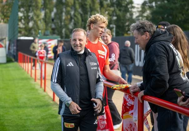 Fußball, Herren, Saison 2026 2027, 1. Bundesliga, 1. FC Union Berlin, Training auf Trainingsplatz II, v. l. Trainer Mauro Lustrinelli (1. FC Union Berlin), Leopold Querfeld (1. FC Union Berlin), 06.10.2026, Copyright: xMatthiasxKochx