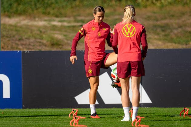 Fußball, Nationalmanschaft, Frauen, 20261006, Fraining DFB Frauen. Im Bild, v.l. Klara Bühl (Deutschland) und Franziska Kett (Deutschland). Eppelheim ASV Eppelheim Baden-Württemberg Deutschland Copyright: Passion2Press MarkusxFischerx
