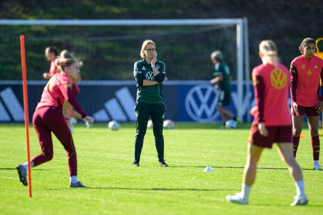 Fußball, Nationalmanschaft, Frauen, 20261006, Fraining DFB Frauen. Im Bild Assistenztrainerin Deutschland Saskia Bartusiak. Eppelheim ASV Eppelheim Baden-Württemberg Deutschland Copyright: Passion2Press MarkusxFischerx