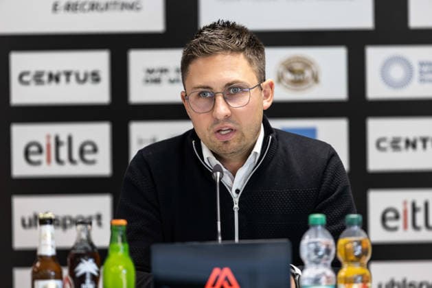 PK Pressekonferenz SSV Ulm 1846 Fußball Vorstellung Alois Schwartz , Fussball, Regionalliga Südwest, Donaustadion Ulm 06.10.26 Freisteller Einzelbild Portrait Porträt Max Rieck (SSV Ulm 1846 Fußball, SSV-Mitarbeiter Pressesprecher und Leiter Geschäftsstelle) PK Pressekonferenz SSV Ulm 1846 Fußball Vorstellung Alois Schwartz , Fussball, Regionalliga Südwest, Donaustadion Ulm 06.10.26 Foto: Lucca Fundel Ulm Donaustadion Baden-Württemberg Deutschland
