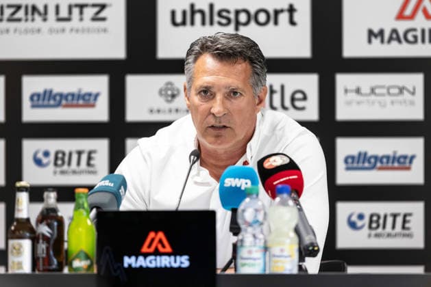 PK Pressekonferenz SSV Ulm 1846 Fußball Vorstellung Alois Schwartz , Fussball, Regionalliga Südwest, Donaustadion Ulm 06.10.26 Freisteller Einzelbild Portrait Porträt Alois Schwartz (SSV Ulm 1846 Fussball, Trainer und sportlicher Leiter) PK Pressekonferenz SSV Ulm 1846 Fußball Vorstellung Alois Schwartz , Fussball, Regionalliga Südwest, Donaustadion Ulm 06.10.26 Foto: Lucca Fundel Ulm Donaustadion Baden-Württemberg Deutschland