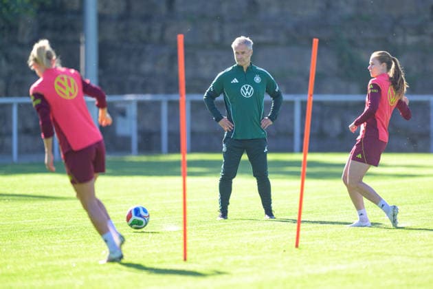 Fußball, Nationalmanschaft, Frauen, 20261006, Fraining DFB Frauen. Im Bild Bundestrainer Deutschland Christian Wück beobachtet verfolgt Training. Eppelheim ASV Eppelheim Baden-Württemberg Deutschland Copyright: Passion2Press MarkusxFischerx