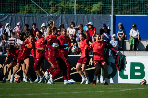 06.10.2026, GER, Fussball, Frauen, Training, DFB Nationalmannschaft Deutschland Klara Bühl ( Deutschland ), Carlotta Wamser ( Deutschland ), Marie Müller ( Deutschland ), Sarai Linder ( Deutschland ) und Team beim Warm Up Heidelberg ASV Eppelheim Baden-Württemberg Deutschland Copyright: xNordphoto Memmlerx