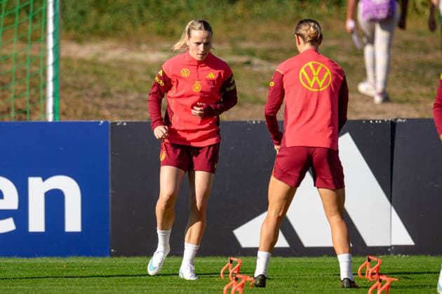 Fußball, Nationalmanschaft, Frauen, 20261006, Fraining DFB Frauen. Im Bild v.l. Franziska Kett (Deutschland) und Klara Bühl (Deutschland). Eppelheim ASV Eppelheim Baden-Württemberg Deutschland Copyright: Passion2Press MarkusxFischerx