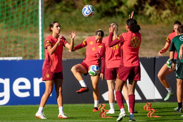 Fußball, Nationalmanschaft, Frauen, 20261006, Fraining DFB Frauen. Im Bild v.l. Bibiane Schulze Solano (Deutschland) und Cora Zicai (Deutschland). Eppelheim ASV Eppelheim Baden-Württemberg Deutschland Copyright: Passion2Press MarkusxFischerx