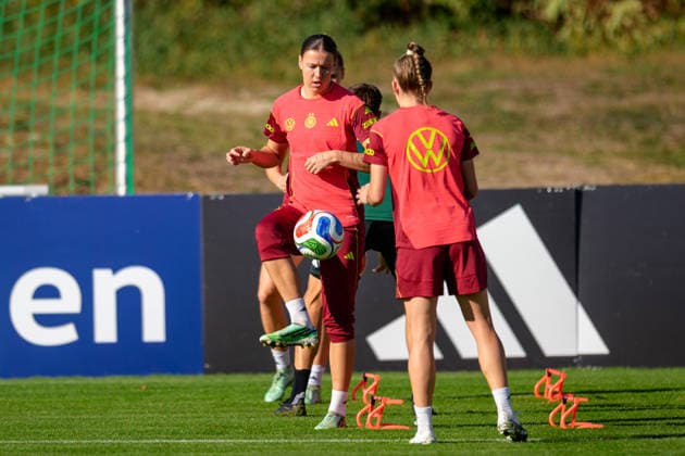 Fußball, Nationalmanschaft, Frauen, 20261006, Fraining DFB Frauen. Im Bild v.l. Larissa Mühlhaus (Deutschland) und Sophia Kleinherne (Deutschland). Eppelheim ASV Eppelheim Baden-Württemberg Deutschland Copyright: Passion2Press MarkusxFischerx