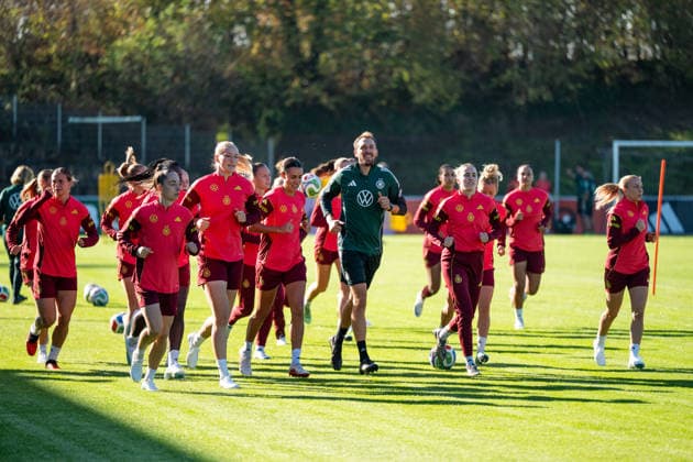 06.10.2026, GER, Fussball, Frauen, Training, DFB Nationalmannschaft Deutschland Klara Bühl ( Deutschland ), Sophia Kleinherne ( Deutschland ), Camilla Küver ( Deutschland ), Bibiane Schulze Solano ( Deutschland ), Julius Balsmeier ( Deutschland ), Laura Freigang ( Deutschland ) Heidelberg ASV Eppelheim Baden-Württemberg Deutschland Copyright: xNordphoto Memmlerx