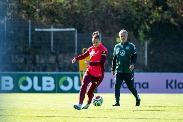 06.10.2026, GER, Fussball, Frauen, Training, DFB Nationalmannschaft Deutschland Sarai Linder ( Deutschland ), dahinter Christian Wück ( Deutschland, Bundestrainer ) Heidelberg ASV Eppelheim Baden-Württemberg Deutschland Copyright: xNordphoto Memmlerx