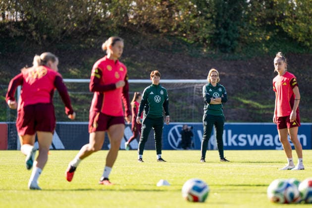 06.10.2026, GER, Fussball, Frauen, Training, DFB Nationalmannschaft Deutschland Maren Meinert ( Deutschland, Co-Trainerin ), Saskia Bartusiak ( Deutschland, Co-Trainerin ) Heidelberg ASV Eppelheim Baden-Württemberg Deutschland Copyright: xNordphoto Memmlerx