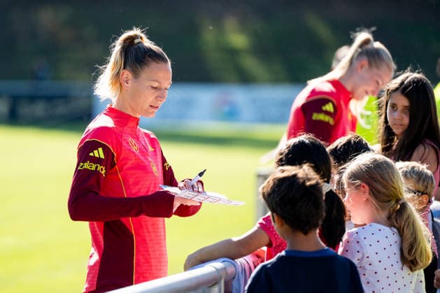 06.10.2026, GER, Fussball, Frauen, Training, DFB Nationalmannschaft Deutschland Sarai Linder ( Deutschland ) schreibt Autogramme für Fans Zuschauer Heidelberg ASV Eppelheim Baden-Württemberg Deutschland Copyright: xNordphoto Memmlerx