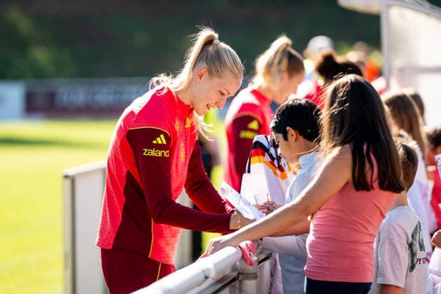06.10.2026, GER, Fussball, Frauen, Training, DFB Nationalmannschaft Deutschland Camilla Küver ( Deutschland ) schreibt Autogramme für Fans Zuschauer Heidelberg ASV Eppelheim Baden-Württemberg Deutschland Copyright: xNordphoto Memmlerx