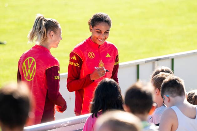 06.10.2026, GER, Fussball, Frauen, Training, DFB Nationalmannschaft Deutschland Cora Zicai ( Deutschland ) schreibt Autogramme für Fans Zuschauer, daneben Sarai Linder ( Deutschland ) Heidelberg ASV Eppelheim Baden-Württemberg Deutschland Copyright: xNordphoto Memmlerx