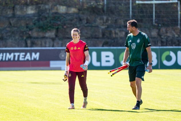 06.10.2026, GER, Fussball, Frauen, Training, DFB Nationalmannschaft Deutschland Stina Johannes ( Deutschland ), Michael Fuchs ( Deutschland, Torwarttrainer ) Heidelberg ASV Eppelheim Baden-Württemberg Deutschland Copyright: xNordphoto Memmlerx