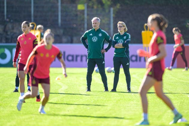 Fußball, Nationalmanschaft, Frauen, 20261006, Fraining DFB Frauen. Im Bild v.l. Bundestrainer Deutschland Christian Wück und Assistenztrainerin Deutschland Saskia Bartusiak. Eppelheim ASV Eppelheim Baden-Württemberg Deutschland Copyright: Passion2Press MarkusxFischerx
