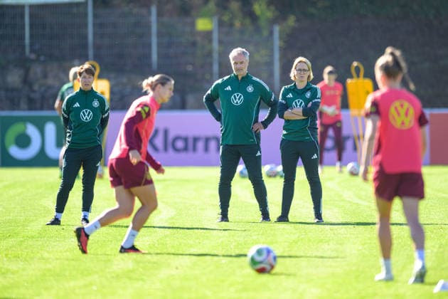 Fußball, Nationalmanschaft, Frauen, 20261006, Fraining DFB Frauen. Im Bild Assistenztrainerin Deutschland Maren Meinert, Bundestrainer Deutschland Christian Wück, Assistenztrainerin Deutschland Saskia Bartusiak. Eppelheim ASV Eppelheim Baden-Württemberg Deutschland Copyright: Passion2Press MarkusxFischerx