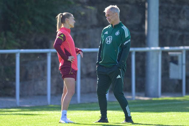 Fußball, Nationalmanschaft, Frauen, 20261006, Fraining DFB Frauen. Im Bild Janina Minge (Deutschland), Bundestrainer Deutschland Christian Wück. Eppelheim ASV Eppelheim Baden-Württemberg Deutschland Copyright: Passion2Press MarkusxFischerx