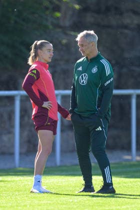 Fußball, Nationalmanschaft, Frauen, 20261006, Fraining DFB Frauen. Im Bild Janina Minge (Deutschland), Bundestrainer Deutschland Christian Wück. Eppelheim ASV Eppelheim Baden-Württemberg Deutschland Copyright: Passion2Press MarkusxFischerx