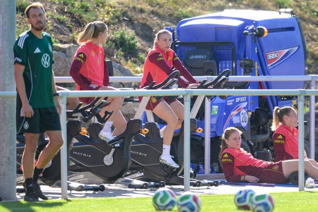 Fußball, Nationalmanschaft, Frauen, 20261006, Fraining DFB Frauen. Im Bild Janina Minge (Deutschland), Elisa Senß (Deutschland). Eppelheim ASV Eppelheim Baden-Württemberg Deutschland Copyright: Passion2Press MarkusxFischerx
