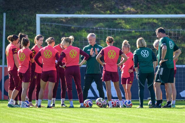Fußball, Nationalmanschaft, Frauen, 20261006, Fraining DFB Frauen. Im Bild Bundestrainer Deutschland Christian Wück spricht zu einem Teil des Team. Eppelheim ASV Eppelheim Baden-Württemberg Deutschland Copyright: Passion2Press MarkusxFischerx