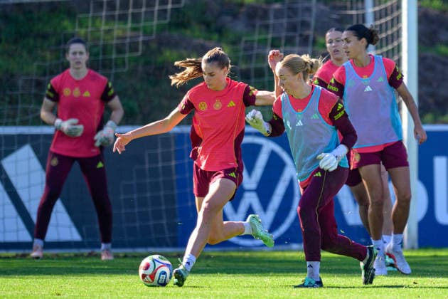 Fußball, Nationalmanschaft, Frauen, 20261006, Fraining DFB Frauen. Im Bild Jule Brand (Deutschland), Torfrau Laura-Johanna Dick (Deutschland). Eppelheim ASV Eppelheim Baden-Württemberg Deutschland Copyright: Passion2Press MarkusxFischerx