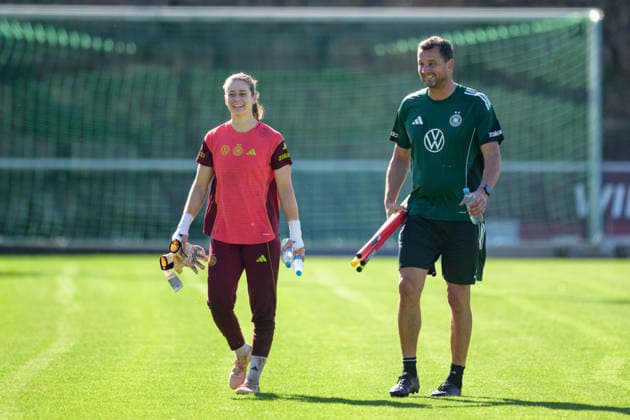 Fußball, Nationalmanschaft, Frauen, 20261006, Fraining DFB Frauen. Im Bild Torfrau Stina Johannes (Deutschland), Torhüterinnentrainer Deutschland Michael Fuchs. Eppelheim ASV Eppelheim Baden-Württemberg Deutschland Copyright: Passion2Press MarkusxFischerx
