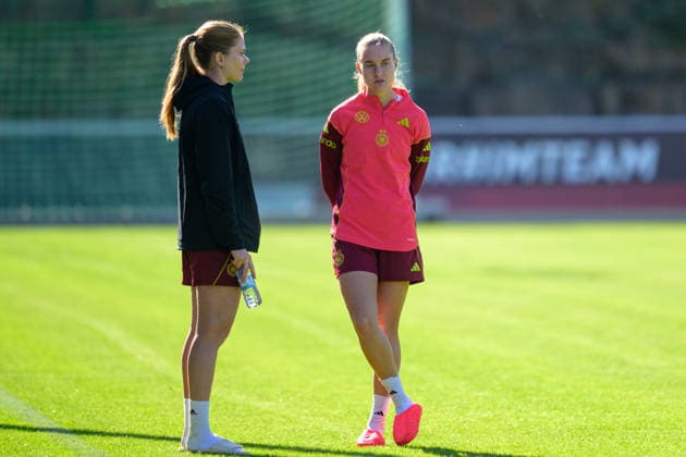 Fußball, Nationalmanschaft, Frauen, 20261006, Fraining DFB Frauen. Im Bild Sjoeke Nüsken (Deutschland), Janina Minge (Deutschland). Eppelheim ASV Eppelheim Baden-Württemberg Deutschland Copyright: Passion2Press MarkusxFischerx