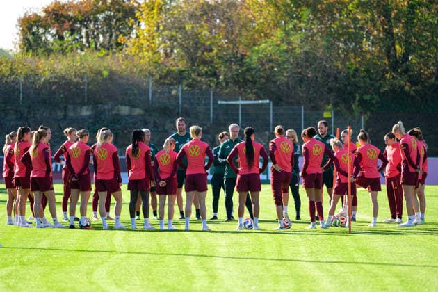 Fußball, Nationalmanschaft, Frauen, 20261006, Fraining DFB Frauen. Im Bild Bundestrainer Deutschland Christian Wück spricht zum Team. Eppelheim ASV Eppelheim Baden-Württemberg Deutschland Copyright: Passion2Press MarkusxFischerx