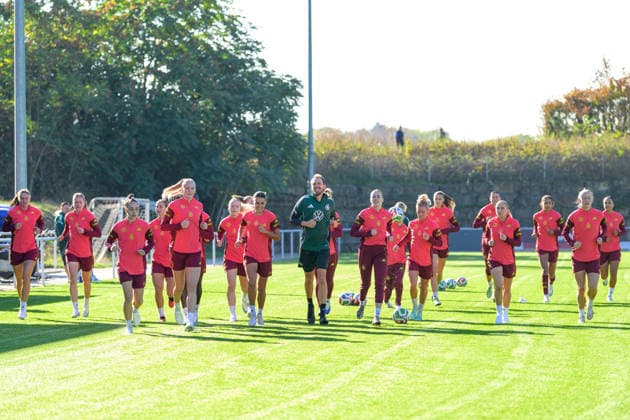 Fußball, Nationalmanschaft, Frauen, 20261006, Fraining DFB Frauen. Im Bild Fitnesstrainer Deutschland Julius Balsmeier Aufwärmen mit den DFB-Frauen. Eppelheim ASV Eppelheim Baden-Württemberg Deutschland Copyright: Passion2Press MarkusxFischerx