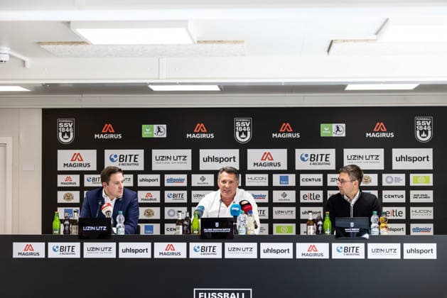 PK Pressekonferenz SSV Ulm 1846 Fußball Vorstellung Alois Schwartz , Fussball, Regionalliga Südwest, Donaustadion Ulm 06.10.26 v.l. Philipp Utz (SSV Ulm 1846 Fußball e.V., Aufsichtsrat Vorsitzender), Alois Schwartz (SSV Ulm 1846 Fussball, Trainer und sportlicher Leiter), Max Rieck (SSV Ulm 1846 Fußball, SSV-Mitarbeiter Pressesprecher und Leiter Geschäftsstelle) PK Pressekonferenz SSV Ulm 1846 Fußball Vorstellung Alois Schwartz , Fussball, Regionalliga Südwest, Donaustadion Ulm 06.10.26 Foto: Lucca Fundel Ulm Donaustadion Baden-Württemberg Deutschland