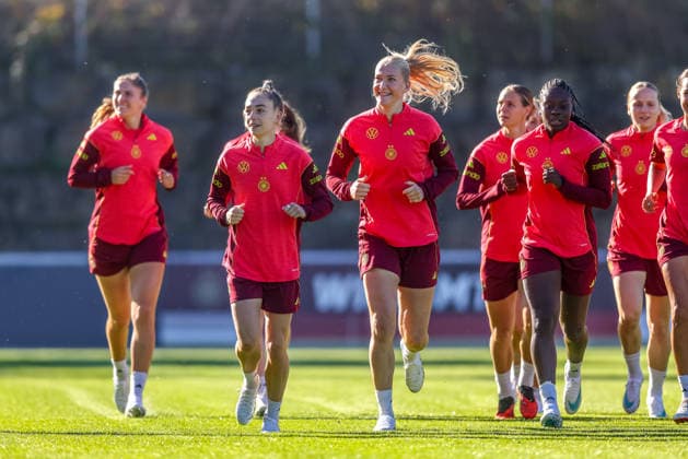 GER, Eppelheim, Deutsche Frauen Nationalmannschaft, Deutschland, Fussball, DFB, Trainingseinheit, Vorbereitung, Sportplatz Eppelheim im Bild: Sophia Kleinherne (Deutschland, Frauen Nationalmannschaft), Camilla Küver (Deutschland, Frauen Nationalmannschaft) DFB DFL REGULATIONS PROHIBIT ANY USE OF PHOTOGRAPHS AS IMAGE SEQUENCES AND OR QUASI-VIDEO, 06.10.2026 Copyright: HMBxMedia HendrikxHamelau