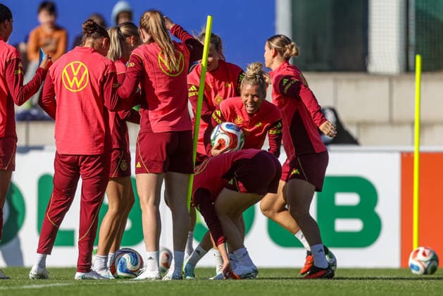 GER, Eppelheim, Deutsche Frauen Nationalmannschaft, Deutschland, Fussball, DFB, Trainingseinheit, Vorbereitung, Sportplatz Eppelheim im Bild: Linda Dallmann (Deutschland, Frauen Nationalmannschaft) gute Laune, Spaß und Freude im Training bei der Vorbereitung auf die Weltmeisterschaft DFB DFL REGULATIONS PROHIBIT ANY USE OF PHOTOGRAPHS AS IMAGE SEQUENCES AND OR QUASI-VIDEO, 06.10.2026 Copyright: HMBxMedia HendrikxHamelau