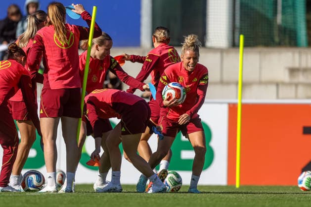 GER, Eppelheim, Deutsche Frauen Nationalmannschaft, Deutschland, Fussball, DFB, Trainingseinheit, Vorbereitung, Sportplatz Eppelheim im Bild: Linda Dallmann (Deutschland, Frauen Nationalmannschaft), gute Laune, Spaß und Freude im Training bei der Vorbereitung auf die Weltmeisterschaft DFB DFL REGULATIONS PROHIBIT ANY USE OF PHOTOGRAPHS AS IMAGE SEQUENCES AND OR QUASI-VIDEO, 06.10.2026 Copyright: HMBxMedia HendrikxHamelau