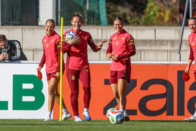 GER, Eppelheim, Deutsche Frauen Nationalmannschaft, Deutschland, Fussball, DFB, Trainingseinheit, Vorbereitung, Sportplatz Eppelheim im Bild: Marie Müller (Deutschland, Frauen Nationalmannschaft), Sarai Linder (Deutschland, Frauen Nationalmannschaft), Klara Bühl (Deutschland, Frauen Nationalmannschaft), gute Laune, Spaß und Freude im Training bei der Vorbereitung auf die Weltmeisterschaft DFB DFL REGULATIONS PROHIBIT ANY USE OF PHOTOGRAPHS AS IMAGE SEQUENCES AND OR QUASI-VIDEO, 06.10.2026 Copyright: HMBxMedia HendrikxHamelau