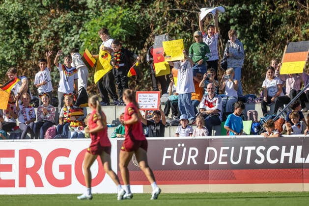 GER, Eppelheim, Deutsche Frauen Nationalmannschaft, Deutschland, Fussball, DFB, Trainingseinheit, Vorbereitung, Sportplatz Eppelheim im Bild: Fans Deutschland beim Training DFB DFL REGULATIONS PROHIBIT ANY USE OF PHOTOGRAPHS AS IMAGE SEQUENCES AND OR QUASI-VIDEO, 06.10.2026 Copyright: HMBxMedia HendrikxHamelau