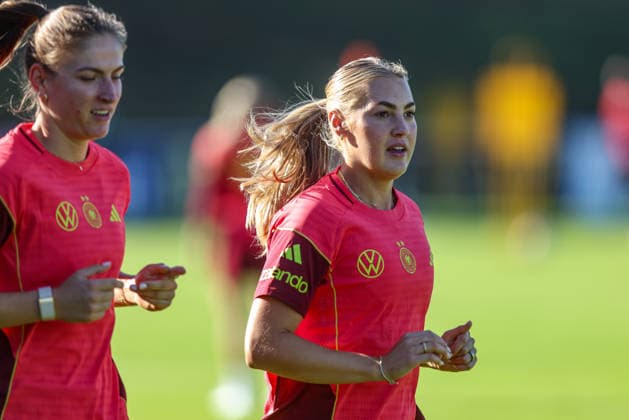 GER, Eppelheim, Deutsche Frauen Nationalmannschaft, Deutschland, Fussball, DFB, Trainingseinheit, Vorbereitung, Sportplatz Eppelheim im Bild: Melissa Kössler (Deutschland, Frauen Nationalmannschaft) und Marie Müller (Deutschland, Frauen Nationalmannschaft) DFB DFL REGULATIONS PROHIBIT ANY USE OF PHOTOGRAPHS AS IMAGE SEQUENCES AND OR QUASI-VIDEO, 06.10.2026 Copyright: HMBxMedia HendrikxHamelau