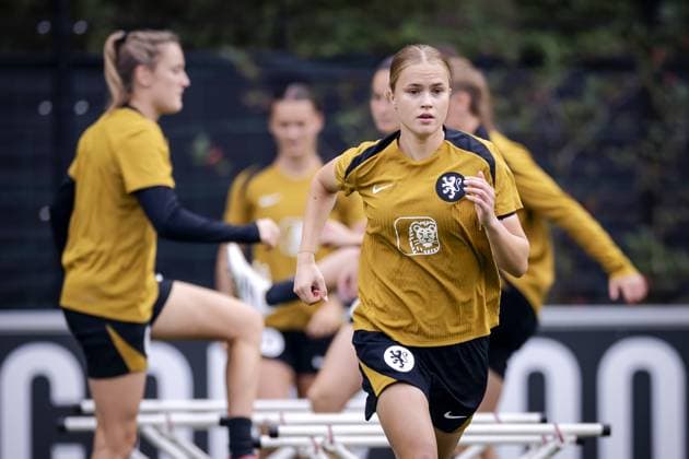 ZEIST - Sophie Proost during a training session of the Dutch women s football team in preparation for the World Cup qualifying match against Hungary. ROBIN VAN LONKHUIJSEN ANP xVIxANPxSportx xxANPxIVx 571673607 originalFilename: 571673607.jpg